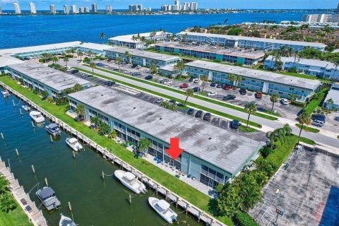 Condominio en North Palm Beach, Florida, 2 dormitorios  № 2176216