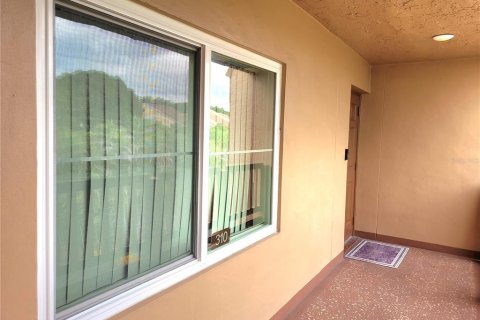 Condo in Sunrise, Florida, 2 bedrooms № 2123344 - photo 24