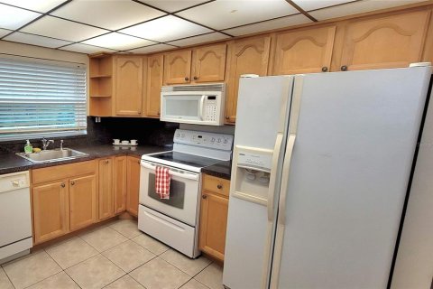 Condo in Sunrise, Florida, 2 bedrooms № 2123344 - photo 4