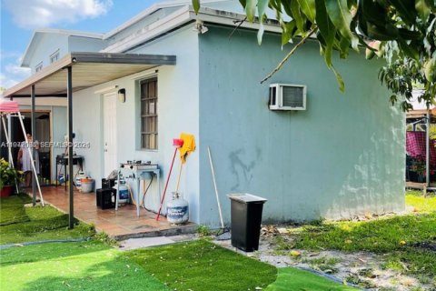 Commercial property in Hialeah, Florida 301.75 sq.m. № 2079626 - photo 12