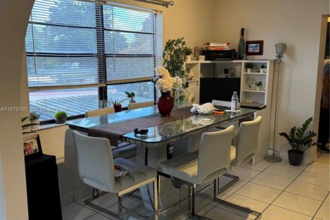 Commercial property in Hialeah, Florida 301.75 sq.m. № 2079626 - photo 3