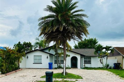 House in Tampa, Florida 3 bedrooms, 154.03 sq.m. № 1795029 - photo 1