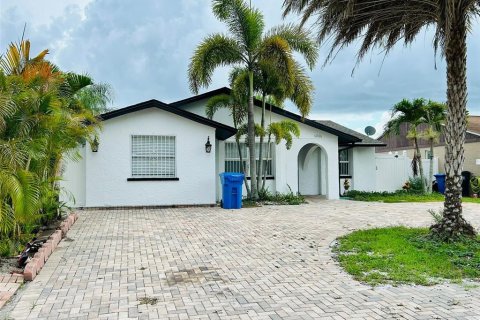House in Tampa, Florida 3 bedrooms, 154.03 sq.m. № 1795029 - photo 5