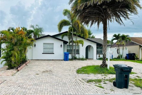 House in Tampa, Florida 3 bedrooms, 154.03 sq.m. № 1795029 - photo 2