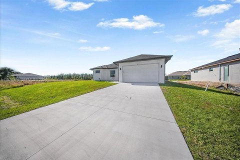 House in Lehigh Acres, Florida 3 bedrooms, 140.56 sq.m. № 2036627 - photo 8