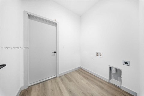 House in Lehigh Acres, Florida 3 bedrooms, 140.56 sq.m. № 2036627 - photo 21