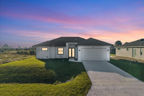 House in Lehigh Acres, Florida 3 bedrooms, 140.56 sq.m. № 2036627