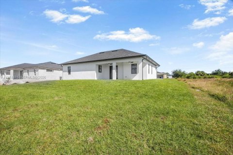 House in Lehigh Acres, Florida 3 bedrooms, 140.56 sq.m. № 2036627 - photo 9