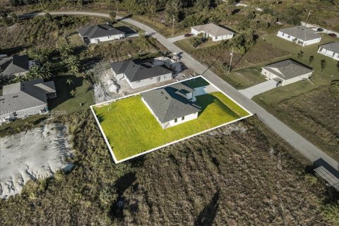 House in Lehigh Acres, Florida 3 bedrooms, 140.56 sq.m. № 2036627 - photo 4