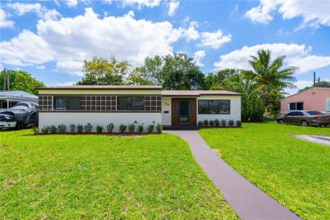 Villa ou maison à vendre à Miami Gardens, Floride: 3 chambres, 110.55 m2 № 1728532 - photo 1