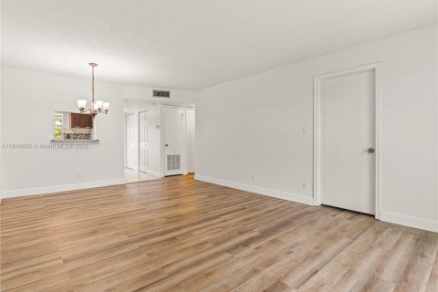 Купить кондоминиум в Санрайз, Флорида 2 спальни, 78.97м2, № 1890424 - фото 11