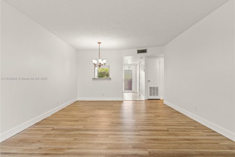 Купить кондоминиум в Санрайз, Флорида 2 спальни, 78.97м2, № 1890424 - фото 9