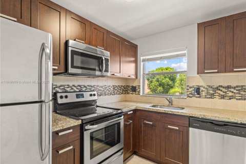 Купить кондоминиум в Санрайз, Флорида 2 спальни, 78.97м2, № 1890424 - фото 1