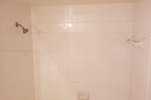 Купить кондоминиум в Майами, Флорида 2 спальни, 85.66м2, № 1964836 - фото 9