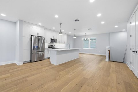 Touwnhouse à louer à Tampa, Floride: 4 chambres, 230.4 m2 № 2120483 - photo 1