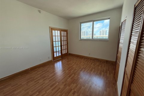 Condo in Sunny Isles Beach, Florida, 2 bedrooms  № 2089821 - photo 16