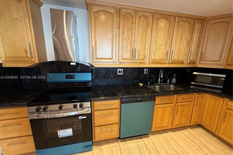 Condo in Sunny Isles Beach, Florida, 2 bedrooms  № 2089821 - photo 19