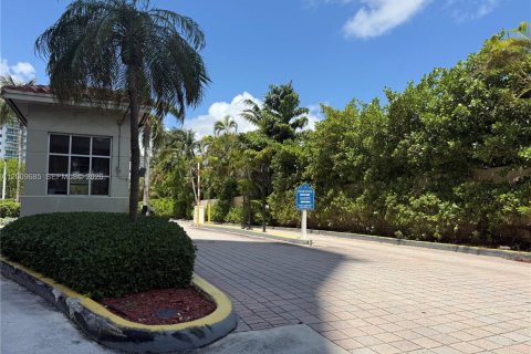 Condo in Sunny Isles Beach, Florida, 2 bedrooms  № 2089821 - photo 25