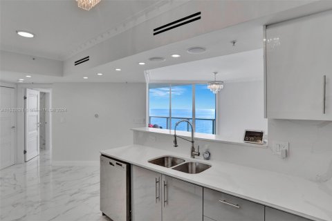 Condo in Sunny Isles Beach, Florida, 2 bedrooms  № 1006915 - photo 1