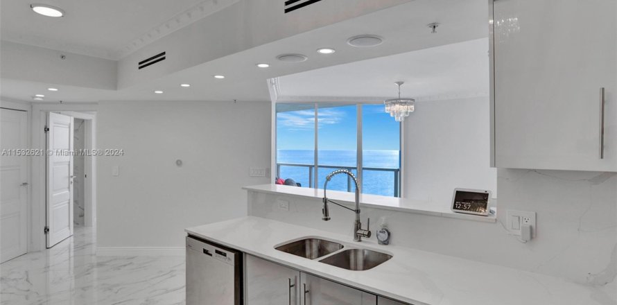 Condo in Sunny Isles Beach, Florida, 2 bedrooms  № 1006915