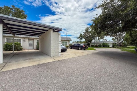 Condo in New Port Richey, Florida, 2 bedrooms  № 1789838 - photo 3