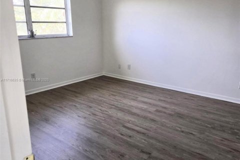 Купить кондоминиум в Тамарак, Флорида 2 спальни, 81.75м2, № 1471333 - фото 7