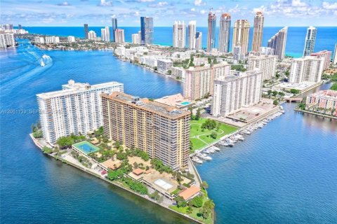 Condo in Sunny Isles Beach, Florida, 2 bedrooms  № 2326886