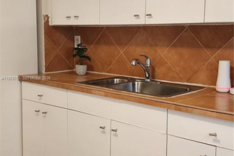 Villa ou maison à louer à Fort Lauderdale, Floride: 2 chambres, 181.16 m2 № 2044520 - photo 2