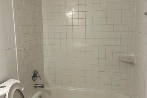 Villa ou maison à louer à Fort Lauderdale, Floride: 2 chambres, 181.16 m2 № 2044520 - photo 5