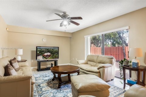 Townhouse in West Palm Beach, Florida 2 bedrooms, 114.83 sq.m. № 1830893 - photo 14