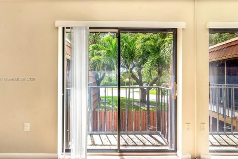 Townhouse in West Palm Beach, Florida 2 bedrooms, 114.83 sq.m. № 1830893 - photo 13