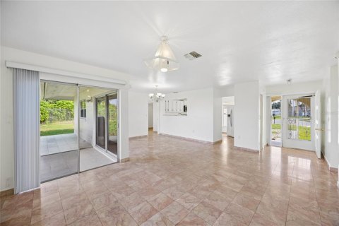 House in Kissimmee, Florida 3 bedrooms, 116.31 sq.m. № 2217097 - photo 5