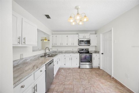 House in Kissimmee, Florida 3 bedrooms, 116.31 sq.m. № 2217097 - photo 7