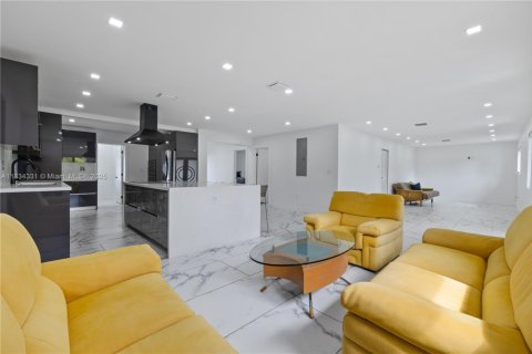 Купить виллу или дом в Майами, Флорида 4 спальни, 215.53м2, № 1814083 - фото 12