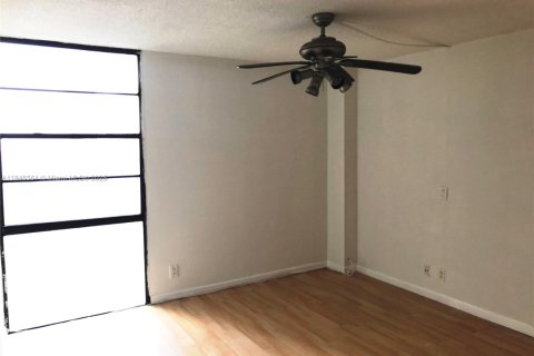 Condo in Aventura, Florida, 1 bedroom  № 1845654 - photo 9