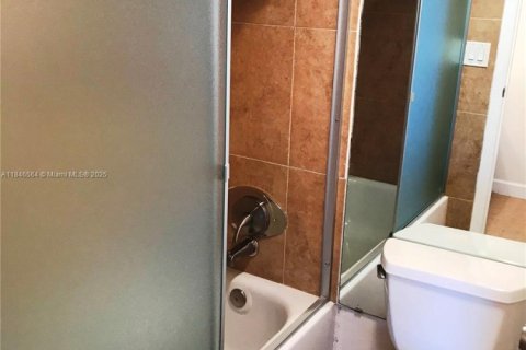 Condo in Aventura, Florida, 1 bedroom  № 1845654 - photo 13