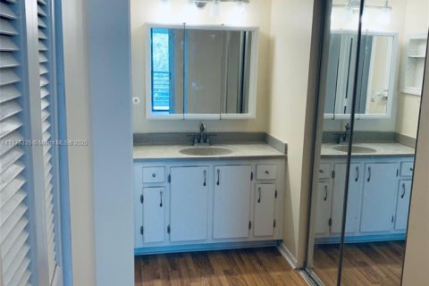 Condo in Tamarac, Florida, 2 bedrooms  № 1896156 - photo 8