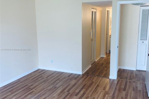 Condo in Tamarac, Florida, 2 bedrooms  № 1896156 - photo 4