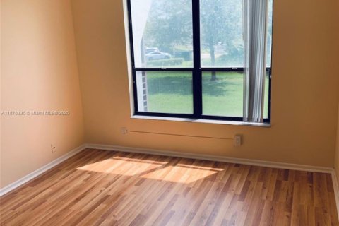 Condo in Tamarac, Florida, 2 bedrooms  № 1896156 - photo 11