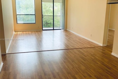 Condo in Tamarac, Florida, 2 bedrooms  № 1896156 - photo 1