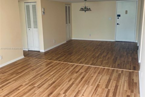 Condo in Tamarac, Florida, 2 bedrooms  № 1896156 - photo 3