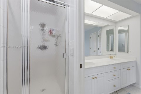 Condo in Cape Coral, Florida, 2 bedrooms  № 2244291 - photo 12