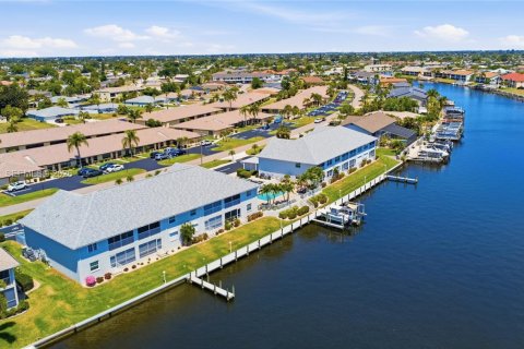 Condo in Cape Coral, Florida, 2 bedrooms  № 2244291 - photo 24