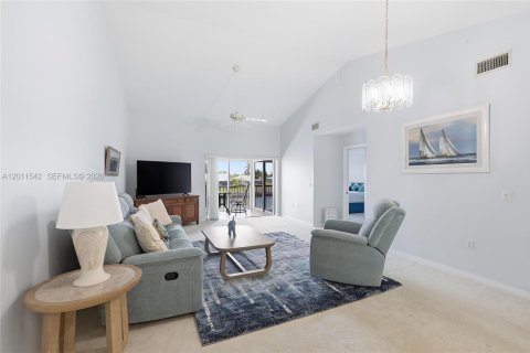 Condo in Cape Coral, Florida, 2 bedrooms  № 2244291 - photo 4