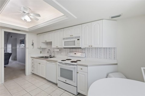 Condo in Cape Coral, Florida, 2 bedrooms  № 2244291 - photo 8