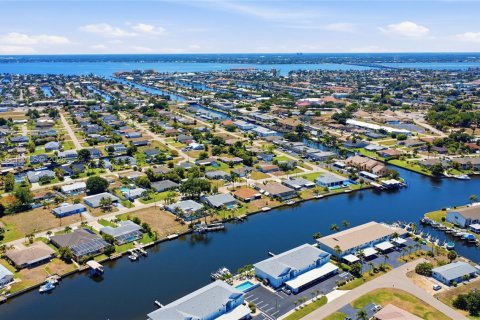 Condo in Cape Coral, Florida, 2 bedrooms  № 2244291 - photo 25