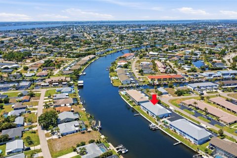 Condo in Cape Coral, Florida, 2 bedrooms  № 2244291 - photo 26