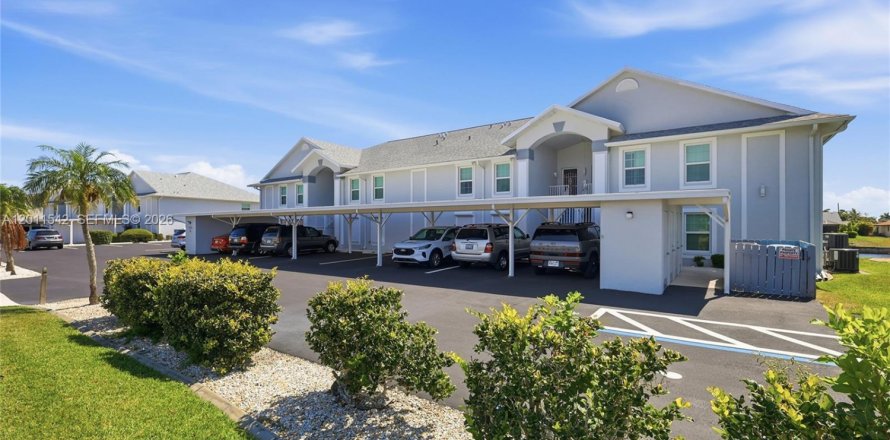 Condo in Cape Coral, Florida, 2 bedrooms  № 2244291