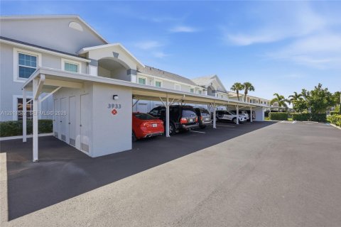 Condo in Cape Coral, Florida, 2 bedrooms  № 2244291 - photo 3