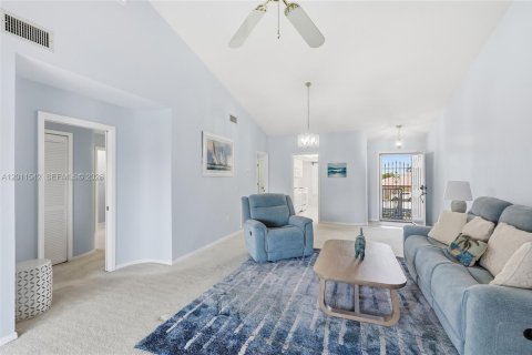 Condo in Cape Coral, Florida, 2 bedrooms  № 2244291 - photo 5